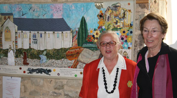 M.Bulot et G.Mitchell devant la fresque de l'Abbaye